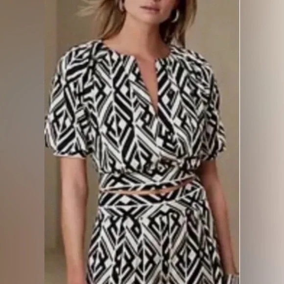 Banana Republic Black and Cream Cropped Geometric Top Medium - Picture 2 of 15